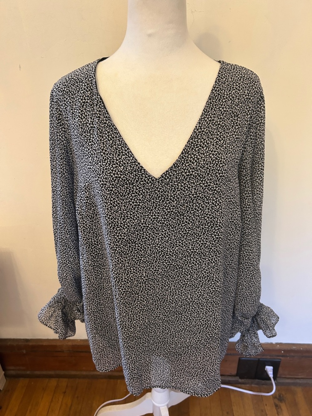 1. State Black & White V-Neck long sleeve Shift Blouse Size L EUC